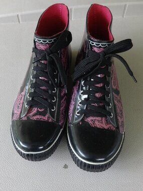 Bops by Beehive women's size 9 rubber rain boot black with Magenta print, VGC